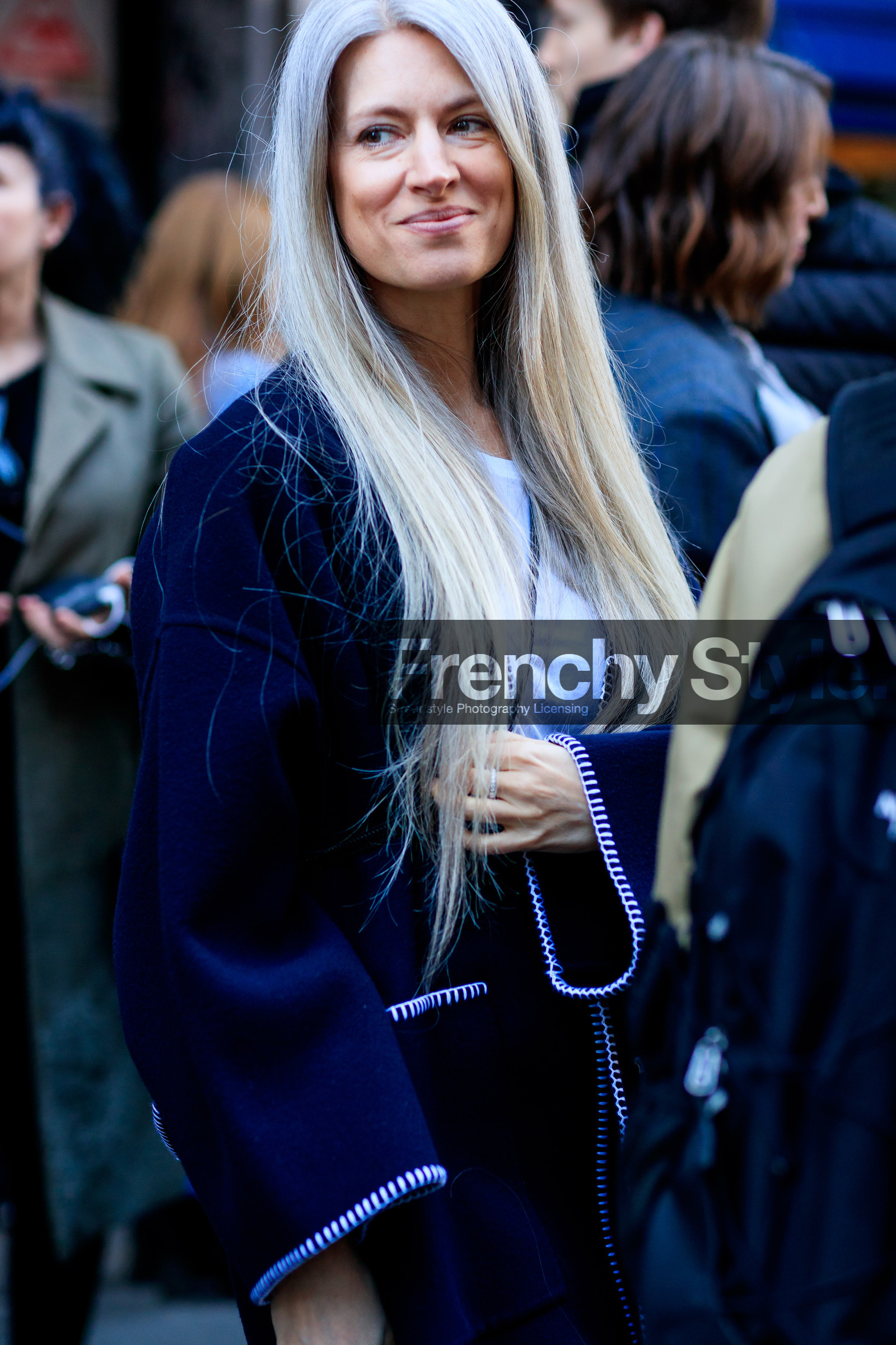 black coat, white t shirt, street style, jonathan paciullo, FW, frenchystyle, fashion week, LFW, LONDON, AUTUMN WINTER 2018-2019, AW 18-19, FALL WINTER 2018-2019, FW 18-19, vertical, atmosphere details, detail, sarah harris