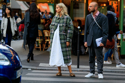 white dress, long dress, wrap dress, brocart dress, checked jacket, green jacket, long jacket, woolen jacket, birkenstock shoes, leopard printed shoes, flat slippers, fur slipers, rolex watch, silvered watch, saint laurent bag, black leather bag, hand bag, geometric bag, box bag, fashion week, frenchystyle, FW, jonathan paciullo, street style, SPRING SUMMER 2020, SS 20, PFW, PARIS, horizontal, atmosphere details, full length