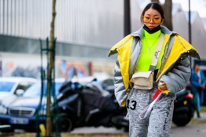 down jacket, graphic pants, grey jacket, grey pants, leather bag, printed pants, sunglasses, sweatpants, trousers, turtleneck sweater, white bag, yellow, yellow sweater, fashion week, frenchystyle, FW, jonathan paciullo, street style, PFW, PARIS, AUTUMN WINTER 2018-2019, FALL WINTER 2018-2019, FW 18-19, horizontal, atmosphere details