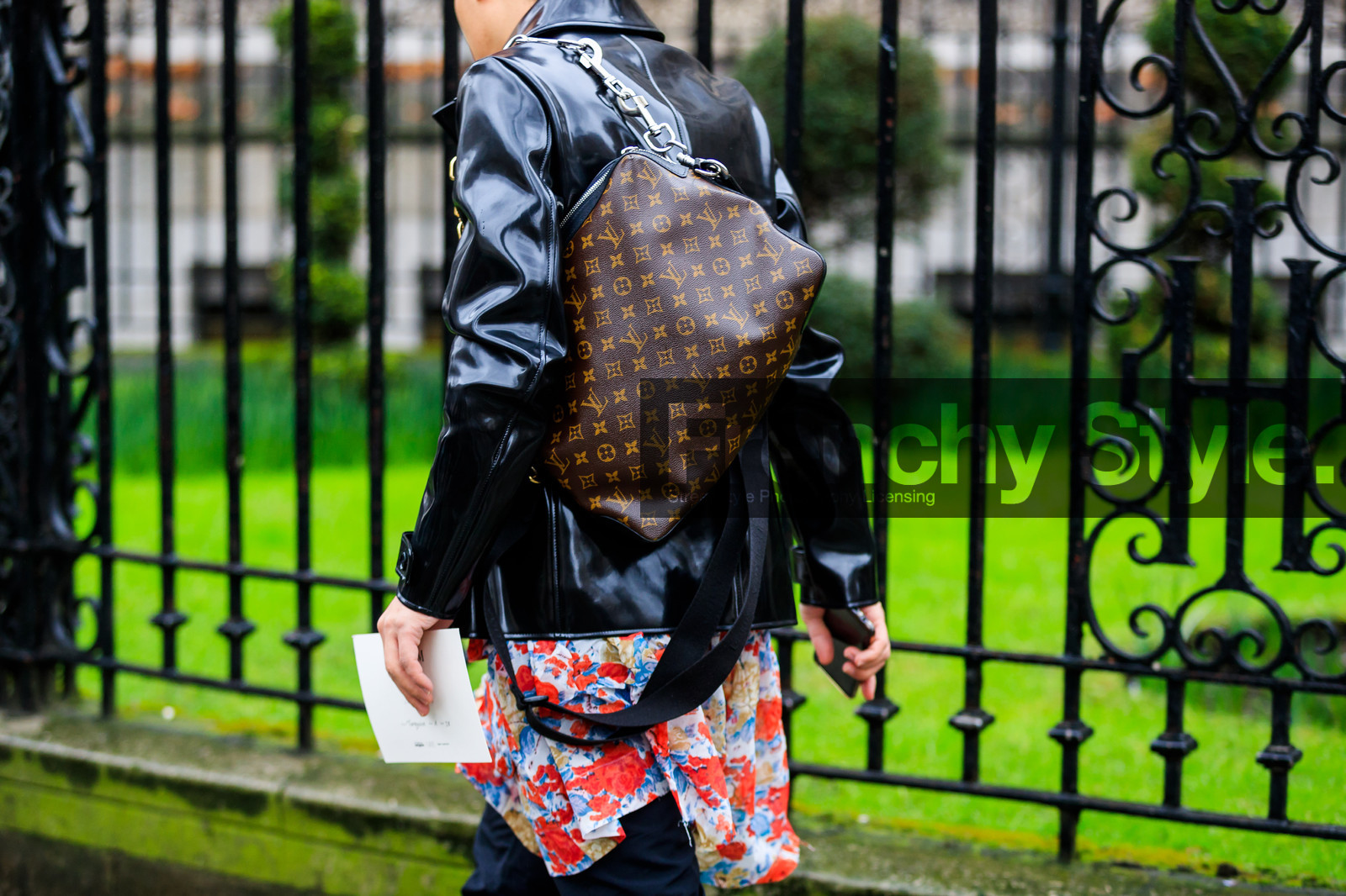 black jacket, brown bag, floral, flowers, graphic bag, leather bag, leather jacket, louis vuitton, monogram, printed bag, street style, jonathan paciullo, FW, frenchystyle, fashion week, LFW, LONDON, AUTUMN WINTER 2018-2019, AW 18-19, FALL WINTER 2018-2019, FW 18-19, horizontal, atmosphere details, detail