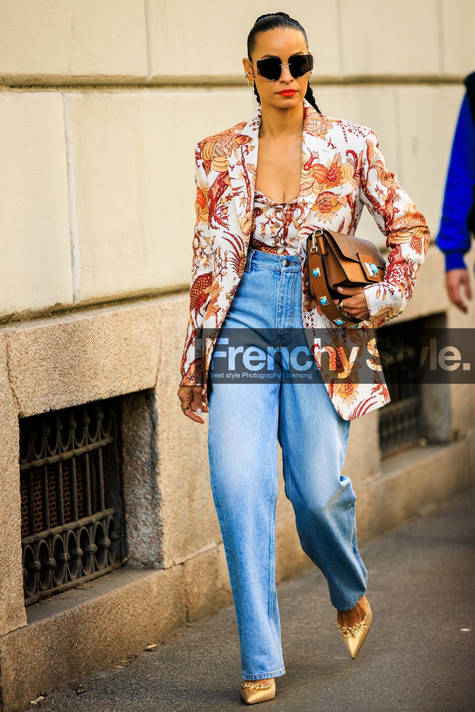 black sunglasses, big glasses, flower blaze, flower bodysuit, printed blazer, printed bodysuit, jeans, classic denim, leather bag, stones bag, brown bag, golden stilettos, etro bag, street style, jonathan paciullo, FW, frenchystyle, fashion week, MFW, MILAN, FALL WINTER 2022_2023, AUTUMN WINTER 2022-2023, FW 22-23, vertical, full length