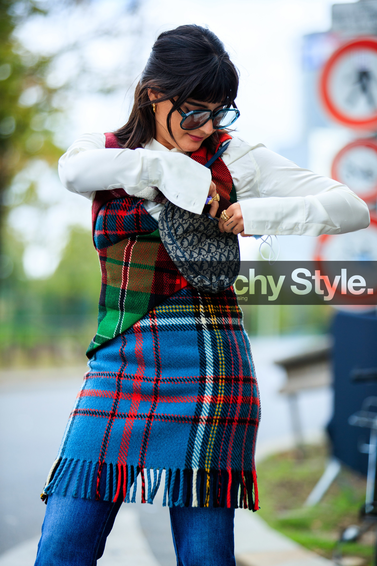 maria bernad, plaid pullover, plaid jacket, plaid top, checked jacket, checked pullover, checked top, sleeveless jacket, sleeveless pullover, sleeveless top, fringe jacket, fringe pullover, fringe top, red pullover, red jacket, red top, blue top, blue jacket, blue pullover, multicolor jacket, multicolor pullover, multicolor top, white shirt, asymetrical jacket, asymetrical pullover, asymmetrical top, layered pullover, layered top, layered jacket, denim, blue jeans, big sunglasses, blue sunglasses, smoked sunglasses, street style, jonathan paciullo, FW, frenchystyle, fashion week, PFW, PARIS, SPRING SUMMER 2021, SS 21, vertical, atmosphere details, detail