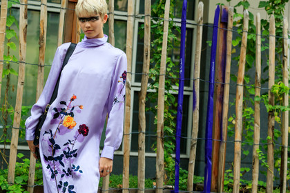 model, lilac dress, high collar dress, silk dress, long sleeves dress, mid long dress, black eyeshadows, black eyeliner, black make up, fashion week, frenchystyle, FW, jonathan paciullo, street style, SPRING SUMMER 2020, SS 20, PFW, PARIS, horizontal, atmosphere details, detail