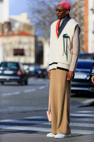 lacoste total look, lacoste pants, lacoste pullover, white pullover, sleeveless pullover, oversize pullover, striped pullover, green pullover, orange pullover, beige pants, grey pullover, asymetrical pullover, pink hair, small sunglasses, metalic frame sunglasses, beige pullover, white leather sneakers, nose piercing, fashion week, frenchystyle, FW, jonathan paciullo, street style, PFW, PARIS, vertical, full length