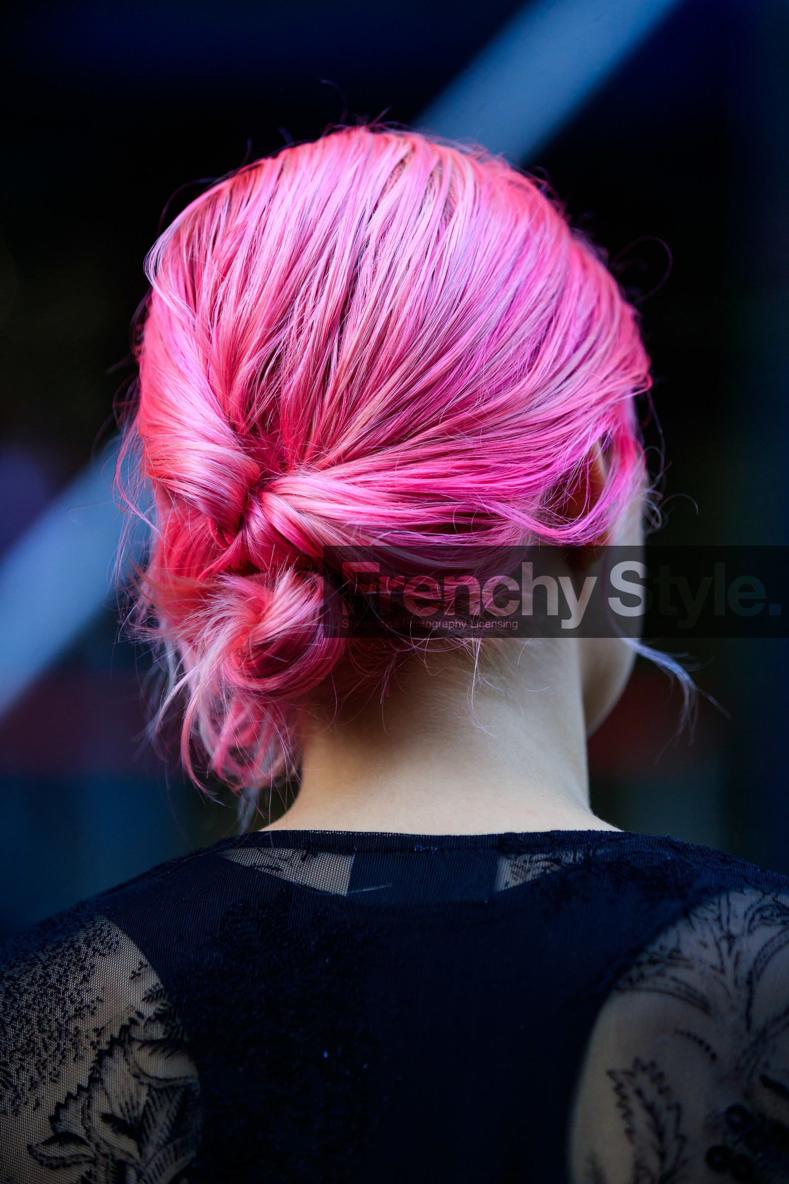 back details, hair details, pink hair, dyed hair, bun, fashion week, frenchystyle, FW, jonathan paciullo, street style, SPRING SUMMER 2020, SS 20, PFW, PARIS, vertical, atmosphere details, detail