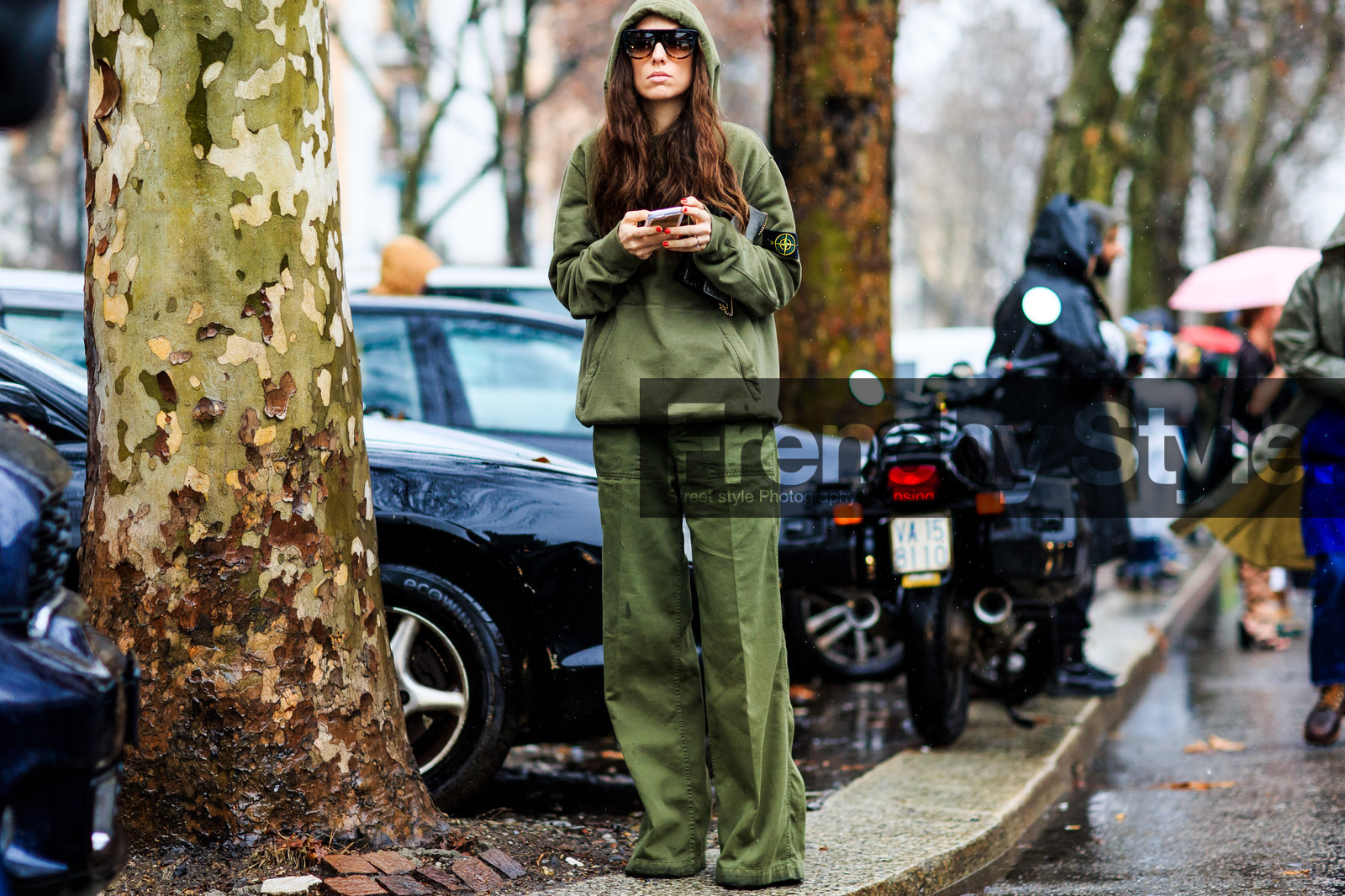 atmosphere details, AUTUMN WINTER 2016-2017, AW 16-17, erika boldrin, FALL WINTER 2016-2017, fashion week, frenchystyle, full length, FW, FW 16-17, green pants, green sweater, hood, hoodie, horizontal, jonathan paciullo, kaki pants, kaki sweater, LFW, LONDON, MENSWEAR, street style, sunglasses, tone on tone, total look green, total look kaki