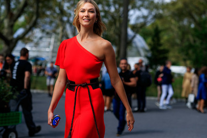 asymetric, black belt, blue bag, karlie kloss, mini bag, model, one shoulder, red dress, street style, jonathan paciullo, FW, frenchystyle, fashion week, NEW YORK, NYFW, SPRING SUMMER 2020, SS 20, horizontal, atmosphere details, detail