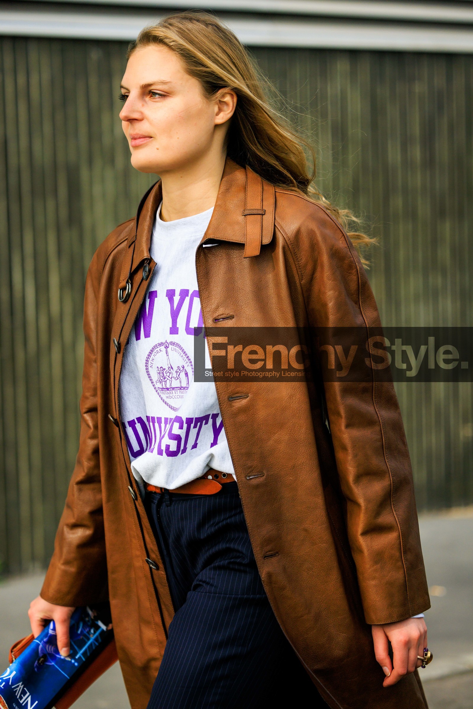 printed tshirt, brown trench, leather trench, dark blue pants, brown belts, casual look, street style, jonathan paciullo, FW, frenchystyle, fashion week, MFW, MILAN, FALL WINTER 2022_2023, AUTUMN WINTER 2022-2023, FW 22-23, vertical, atmosphere details
