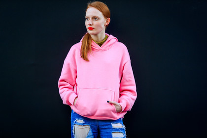 atmosphere details, AUTUMN WINTER 2017-2018, AW 17-18, blue denim, denim pants, detail, FALL WINTER 2017-2018, fashion week, frenchystyle, FW, FW 17-18, hoodie, horizontal, jeans, jonathan paciullo, LFW, LONDON, pink sweater, red lips, street style, trousers