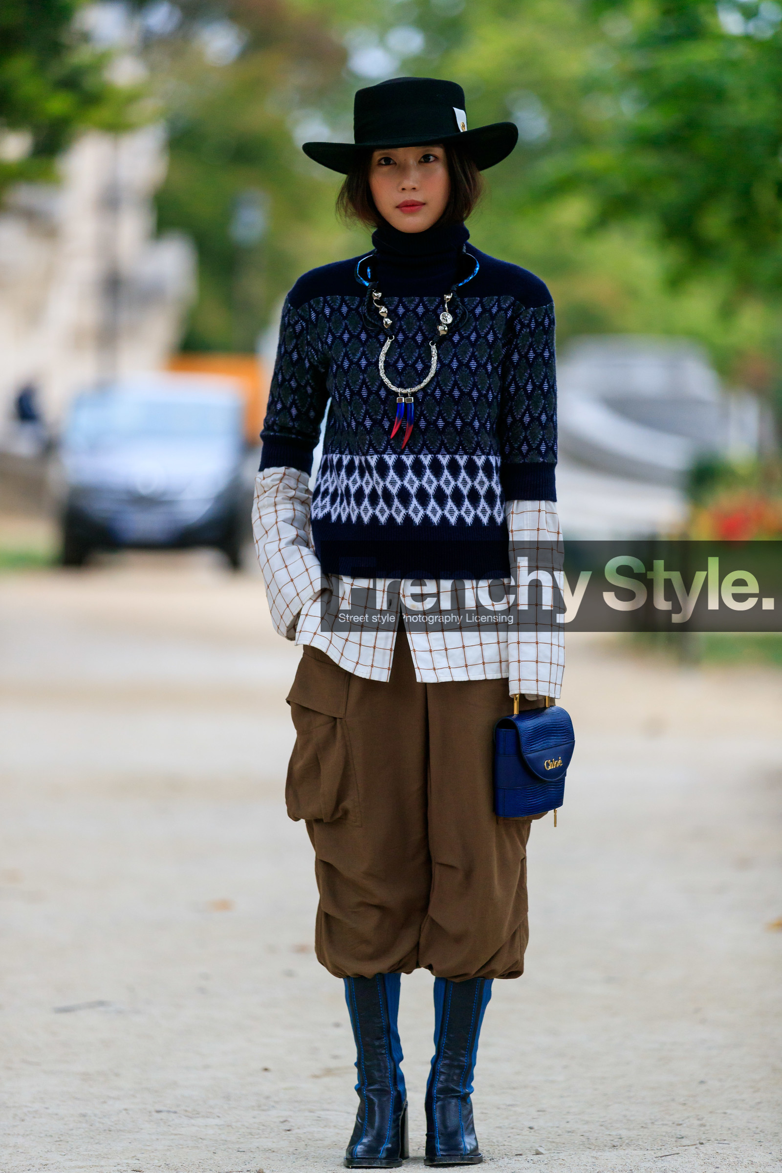black hat, navy blue pullover, short sleeves pullover, jacquard pullover, turtleneck pullover, white shirt, checked shirt, big necklace, long necklace, golden necklace, blue necklace, blue leather bag, hand bag, chloe bag, animal skin bag, mini bag, kaki pants, safari pants, multi pocket pants, chloe shoes, black leather boots, blue leather boots, chloe necklace, chloe pullover, chloe look, fashion week, frenchystyle, FW, jonathan paciullo, street style, SPRING SUMMER 2020, SS 20, PFW, PARIS, vertical, full length