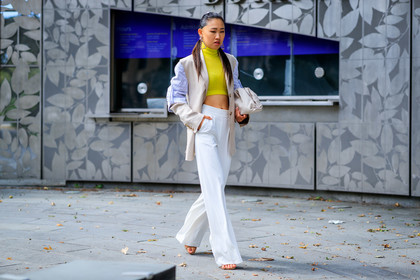 beige bag, beige jacket, blue shirt, bottega veneta, earrings, graphic shirt, jaime xie, leather bag, ponytail, printed shirt, sleeveless, striped shirt, trousers, white bag, white pants, yellow sweater, street style, jonathan paciullo, FW, frenchystyle, fashion week, NEW YORK, NYFW, SPRING SUMMER 2020, SS 20, horizontal, atmosphere details, full length