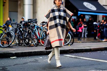beige jacket, brown bag, burberry, checked, graphic jacket, high boots, high heels, leather bag, leather shoes, plaid, poncho, printed jacket, tartan, transparent bag, white boots, LONDON, LFW, fashion week, frenchystyle, FW, jonathan paciullo, street style, AUTUMN WINTER 2019-2020, AW 19-20, FW 19-20, FALL WINTER 2019-2020, horizontal, atmosphere details, detail