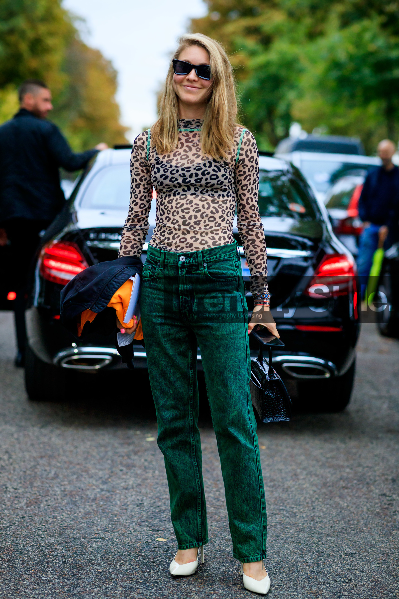 jessica minkoff, green jeans, leopard printed top, sheer top, black sunglasses, futurist shape sunglasses, boyfriend jeans, polish shoes, sharp end shoes, white shoes, dior bracelet, lucky charm bracelet, fashion week, frenchystyle, FW, jonathan paciullo, street style, SPRING SUMMER 2020, SS 20, PFW, PARIS, vertical, full length