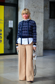 maisie williams, navy blue pullover, beige pants, flare pants, chloe pants, chloe pullover, chloe look, golden bracelet, white blouse, high collar blouse, monogrammed pullover, covid face mask, fashion week, frenchystyle, FW, jonathan paciullo, street style, PFW, PARIS, SPRING SUMMER 2021, SS 21, vertical, full length