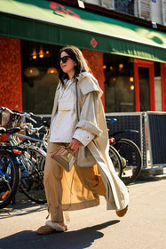 sporty look, black sunglasses, classic trench, ligh grey trench, dior hoodie, white hoodie, camel trousers, assymetric handbag, earth tones bag, multiple necklace, furry slippers, camel slippers, selma kaci sebbagh, street style, jonathan paciullo, FW, frenchystyle, fashion week, AUTUMN WINTER 2022-2023, FALL WINTER 2022_2023, FW 22-23, PARIS, PFW, full length, vertical