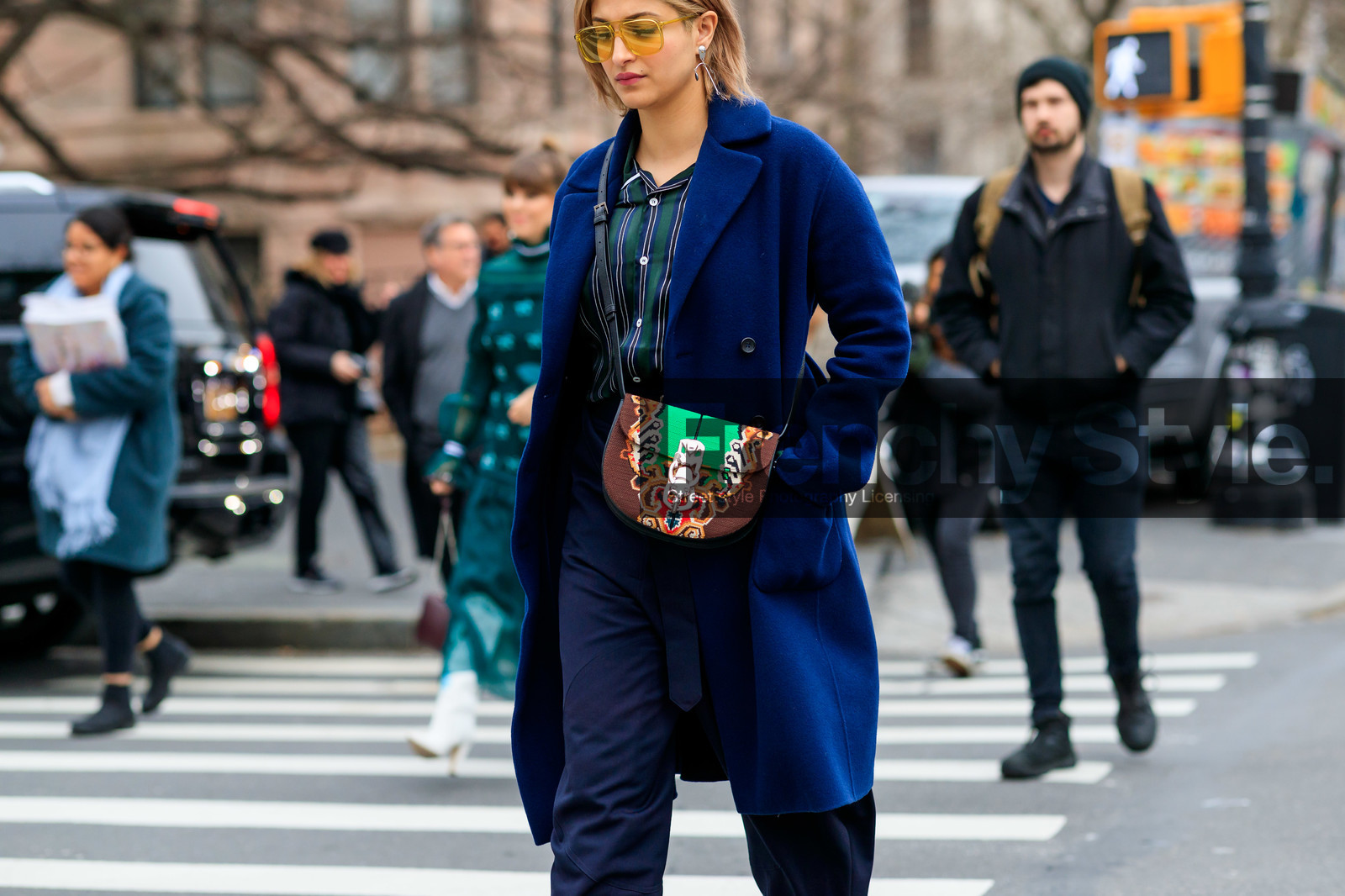 black pants, blue coat, graphic bag, green shirt, leather bag, multicolor bag, navy coat, Preetma Singh, printed bag, sunglasses, trousers, street style, jonathan paciullo, frenchystyle, NYFW, NEW YORK, AUTUMN WINTER 2019-2020, AW 19-20, FALL WINTER 2019-2020, FW 19-20, FW, fashion week, atmosphere details, horizontal, detail