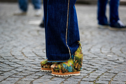 denim, denim jumpsuit, blue jumpsuit, used jumpsuits, flare jumpsuits, loose jumpsuit, green shoes, printed shoes, platform shoes, close up detail, shoes detail, fashion week, frenchystyle, FW, jonathan paciullo, street style, PFW, PARIS, AUTUMN WINTER 2020-2021, FALL WINTER 2020-2021, FW 20-21, horizontal, detail, atmosphere details