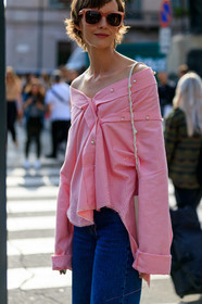 model, sara blomqvist, light pink shirt, half shoulder shirt, pink sunglasses, pearl button, oversize shirt, denim, blue jeans, fashion week, frenchystyle, FW, jonathan paciullo, street style, vertical, atmosphere details, detail, MFW, MILAN, SPRING SUMMER 2020, SS 20