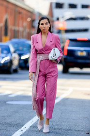 bottega veneta, high heels, high waist, leather bag, leather shoes, pink belt, pink jacket, pink pants, pink shoes, pink suit, pulled back hair, tone on tone, total look pink, trousers, wet hair, white bag, white shoes, street style, jonathan paciullo, FW, frenchystyle, fashion week, NEW YORK, NYFW, SPRING SUMMER 2020, SS 20, vertical, full length