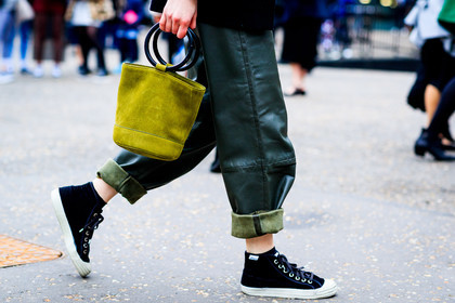 atmosphere details, AUTUMN WINTER 2017-2018, AW 17-18, black sneakers, detail, FALL WINTER 2017-2018, fashion week, frenchystyle, FW, FW 17-18, graphic bag, green bag, green pants, horizontal, jonathan paciullo, leather bag, leather pants, LFW, LONDON, street style, suede bag, trousers