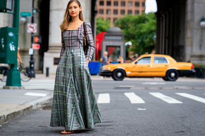 checked, flip flops, graphic dress, grey dress, jenny walton, leather shoes, plaid, printed dress, tartan, street style, jonathan paciullo, FW, frenchystyle, fashion week, NEW YORK, NYFW, SPRING SUMMER 2020, SS 20, horizontal, atmosphere details, detail