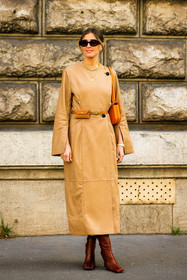 orange handbag, brown boots, heeled boots, black sunglasses, belt bag, brown belt, street style, jonathan paciullo, FW, frenchystyle, fashion week, AUTUMN WINTER 2022-2023, FALL WINTER 2022_2023, FW 22-23, PFW, PARIS, full length, vertical, beige trench coat