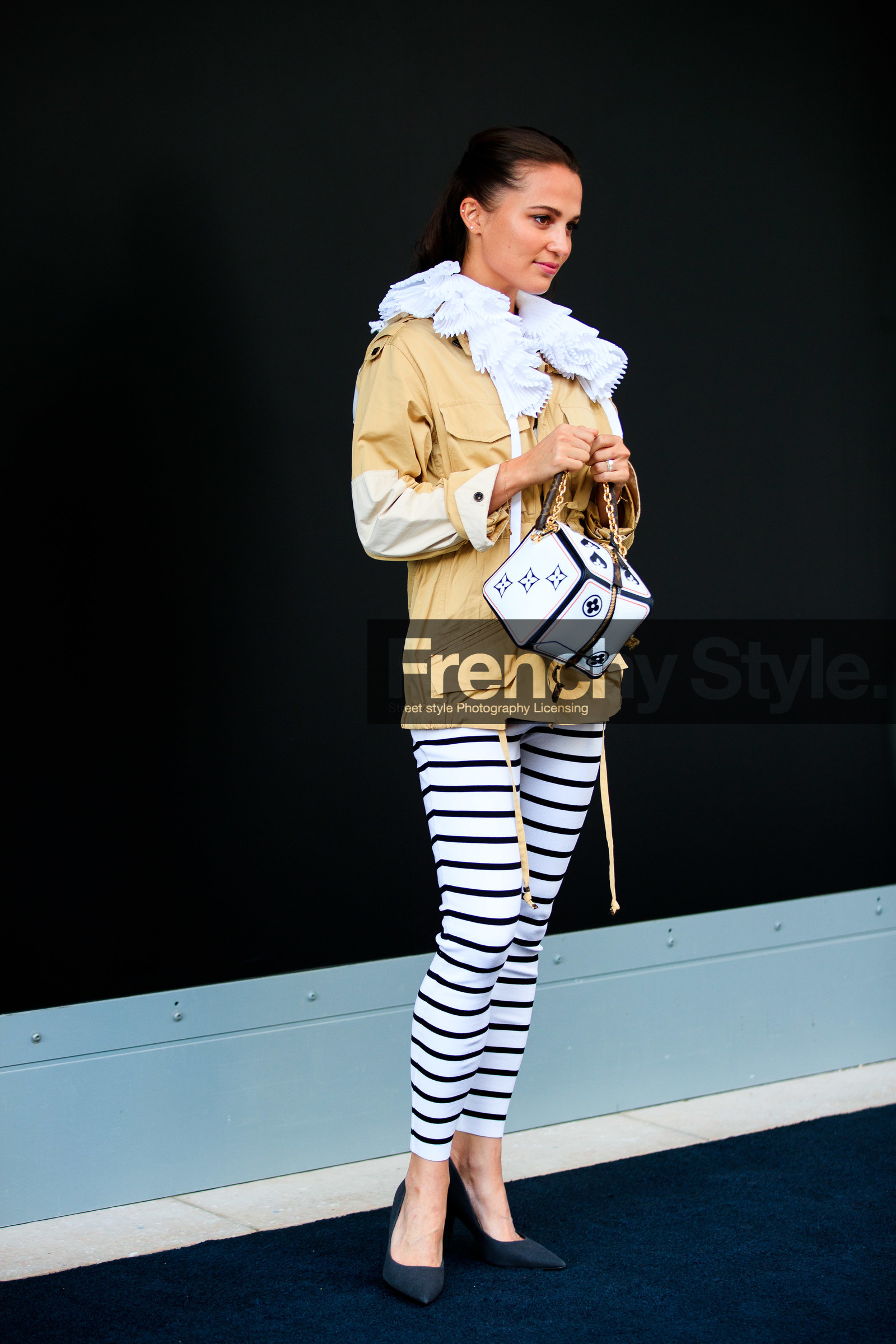 alicia vikander, beige jacket, beige parka, white shirt, white pants, legging pants, white legging, striped pants, navy blue pants, navy blue legging, black leather pumps, white leather bag, ruffle shirt, monogrammed bag, louis vuitton bag, louis vuitton blouse, louis vuitton shirt, louis vuitton jacket, louis vuitton pants, louis vuitton total look, louis vuitton parka, PARIS, PFW, fashion week, frenchystyle, FW, jonathan paciullo, street style, SPRING SUMMER 2021, SS 21, vertical, full length