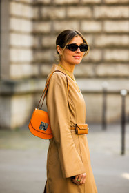 orange handbag, black sunglasses, belt bag, brown belt, street style, jonathan paciullo, FW, frenchystyle, fashion week, AUTUMN WINTER 2022-2023, FALL WINTER 2022_2023, FW 22-23, PFW, PARIS, vertical, detail, beige trench coat