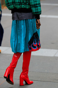 model, red polish boots, high boots, high heels boots, light blue skirt, mid long skirt, pleated skirt, prada bag, hand bag, fire printed bag, black bag, bucket bag, red bag, printed bag, back details, legs detail, shoes detail, fashion week, frenchystyle, FW, jonathan paciullo, street style, SPRING SUMMER 2020, SS 20, PFW, PARIS, vertical, atmosphere details, detail