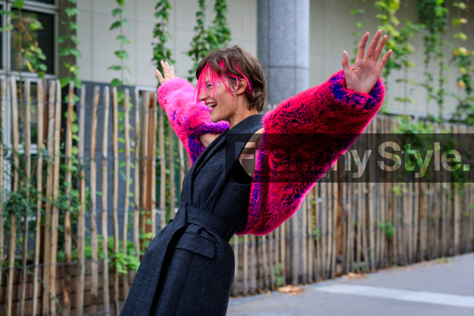model, sara blomqvist, hair details, feather details, pink feathers, pink fur, dark grey jacket, sleeveless jacket, belted jacket, fashion week, frenchystyle, FW, jonathan paciullo, street style, SPRING SUMMER 2020, SS 20, PFW, PARIS, horizontal, atmosphere details, detail