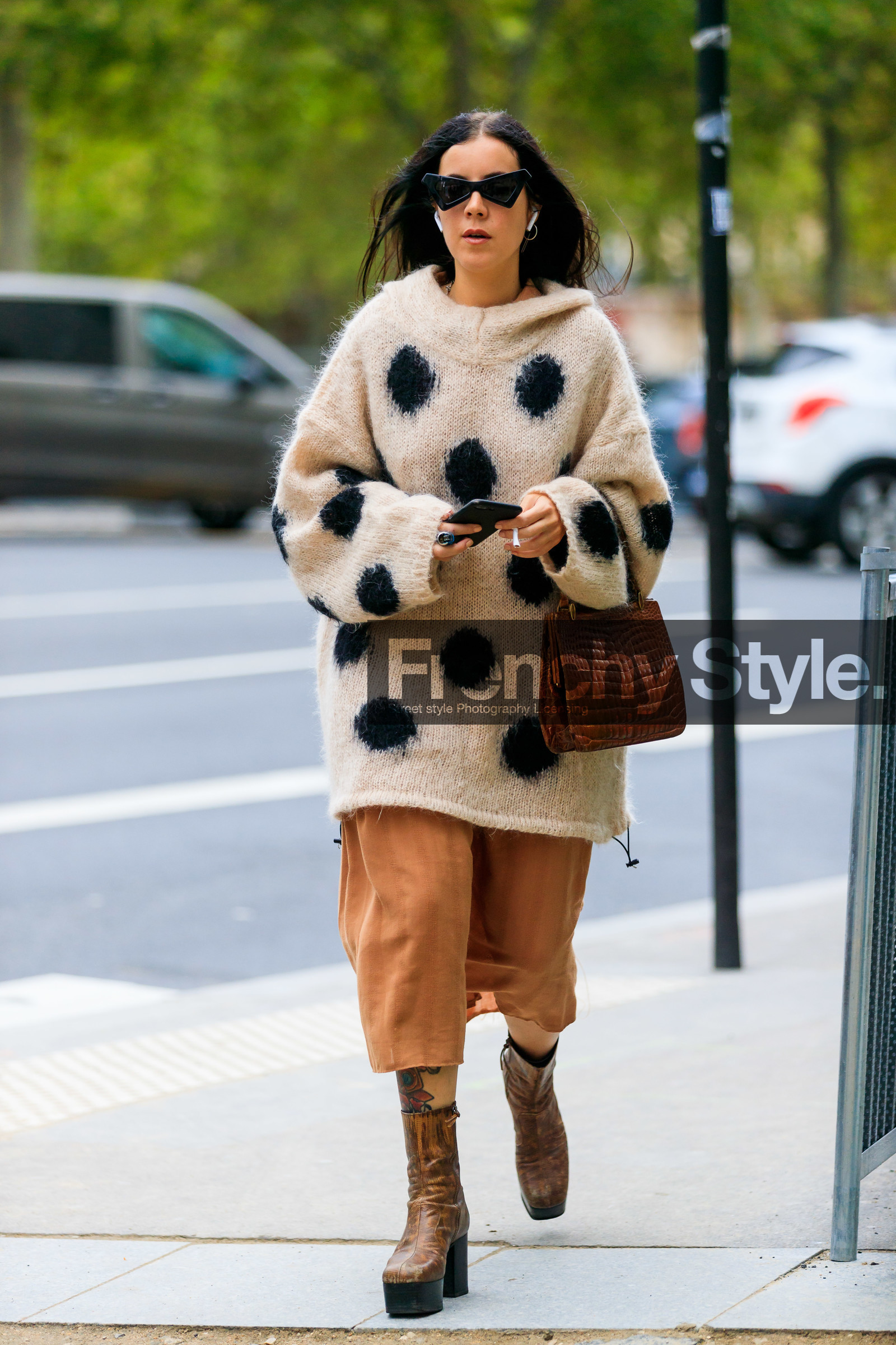 white pullover, long pullover, polka dots pullover, animal skin bag, hand bag, brown leather bag, black sunglasses, futurist shape sunglasses, brown leather boots, platform shoes, low boots, used boots, orange skirt, mid long skirt, fashion week, frenchystyle, FW, jonathan paciullo, street style, SPRING SUMMER 2020, SS 20, PFW, PARIS, vertical, full length