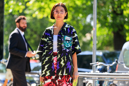 prada shirt, short sleeves shirt, black shirt, printed shirt, purple shirt, green shirt, loose shirt, white top, msgm skirt, floral printed skirt, white skirt, red skirt, pink skirt, purple sunglasses, fashion week, frenchystyle, FW, jonathan paciullo, street style, horizontal, atmosphere details, detail, MFW, MILAN, SPRING SUMMER 2020, SS 20