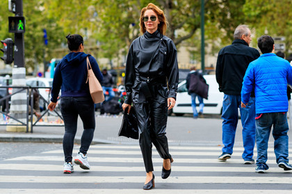 ece sukan, black total look, black leather bag, black leather shirt, black leather pants, black leather shoes, high collar shirt, asymetrical shirt, carrot pants, metalic frame sunglasses, celine shoes, asymetrical shoes, high heels shoes, wooden heels shoes, hand bag, aviator sunglasses, fashion week, frenchystyle, FW, jonathan paciullo, street style, SPRING SUMMER 2020, SS 20, PFW, PARIS, horizontal, atmosphere details, full length