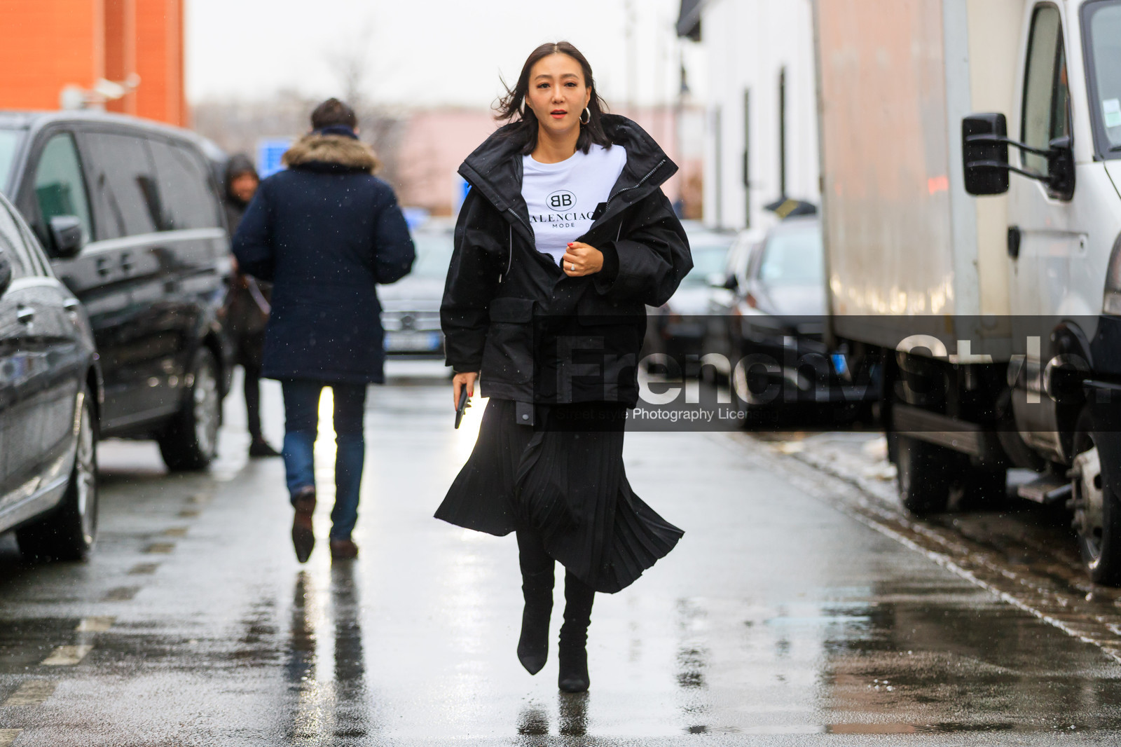 balenciaga, black jacket, black shoes, black skirt, leather shoes, pleated skirt, printed t shirt, white t shirt, street style, jonathan paciullo, FW, frenchystyle, fashion week, PFW, PARIS, AUTUMN WINTER 2018-2019, FALL WINTER 2018-2019, FW 18-19, horizontal, atmosphere details, full length