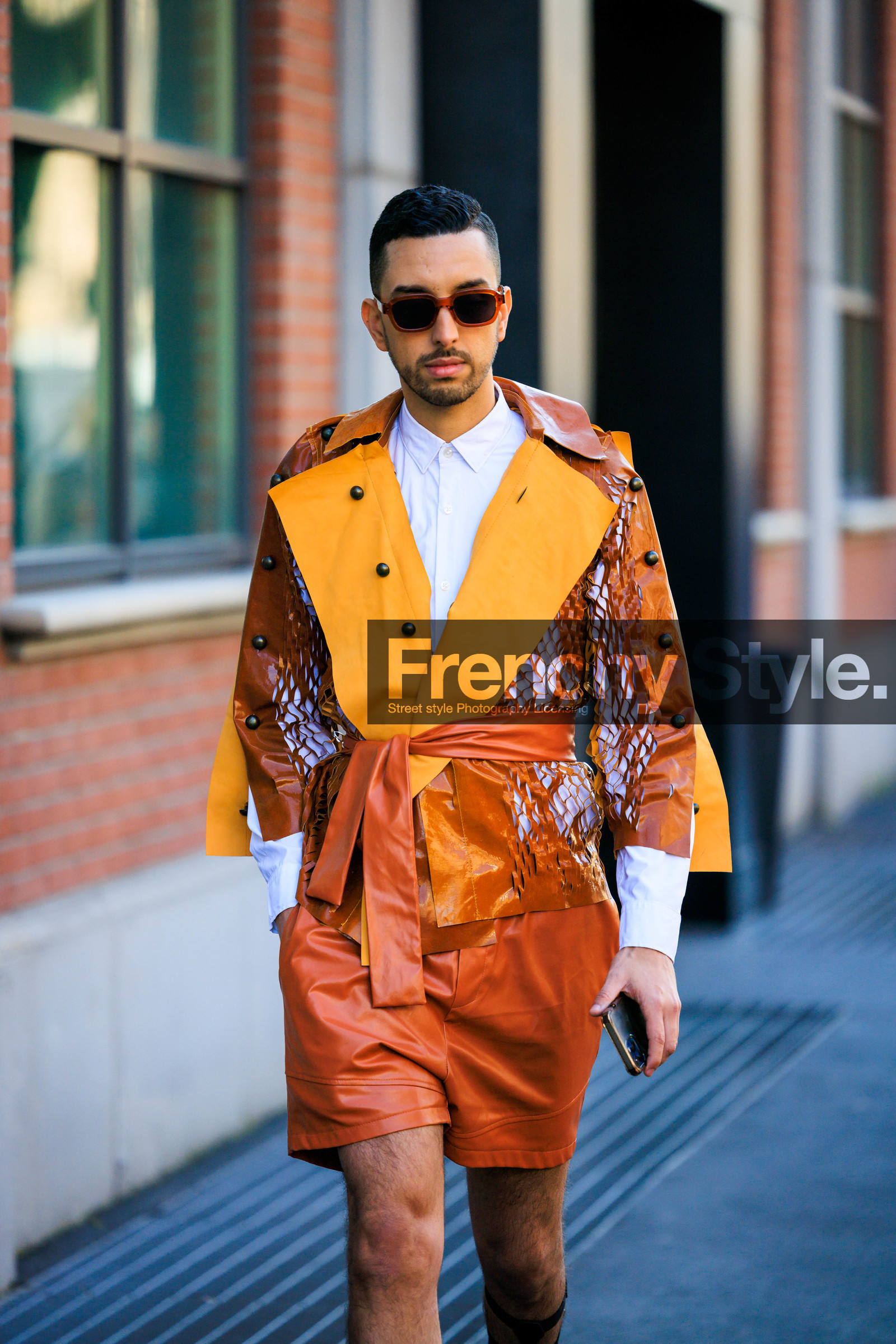 leather shorts, camel shorts, multicolor blazer, belt blazer, white shirt, dual toned blazer, leather blazer, fishnet blazer, fashion week, frenchystyle, FW, jonathan paciullo, street style, MFW, MILAN, FALL WINTER 2022_2023, AUTUMN WINTER 2022-2023, FW 22-23, vertical, atmosphere details