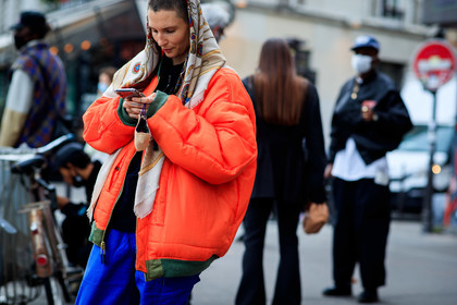 orange bombers, bombers jacket, oversize bombers, oversize jacket, zipped jacket, hair scarf, cachemere printed scarf, white scarf, fashion week, frenchystyle, FW, jonathan paciullo, street style, PFW, PARIS, SPRING SUMMER 2021, SS 21, horizontal, atmosphere details, detail