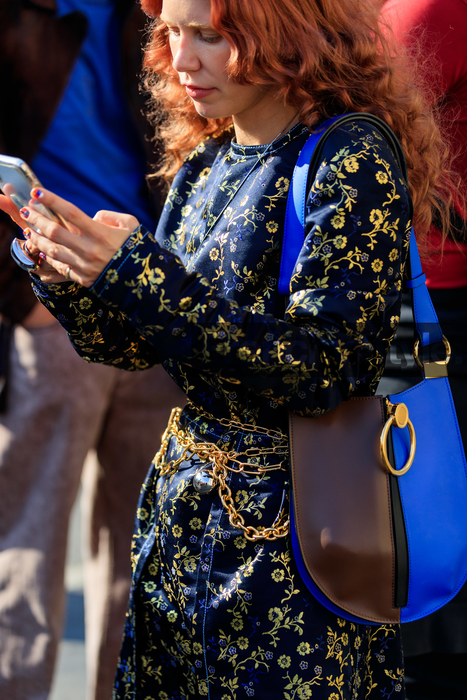 courtney trop, close up detail, navy blue dress, floral printed dress, long sleeves dress, satin dress, belted dress, chain belt, golden chain belt, multi belt, marni bag, shoulder bag, blue leather bag, brown leather bag, bicolor bag, fashion week, frenchystyle, FW, jonathan paciullo, street style, vertical, atmosphere details, detail, MFW, MILAN, SPRING SUMMER 2020, SS 20