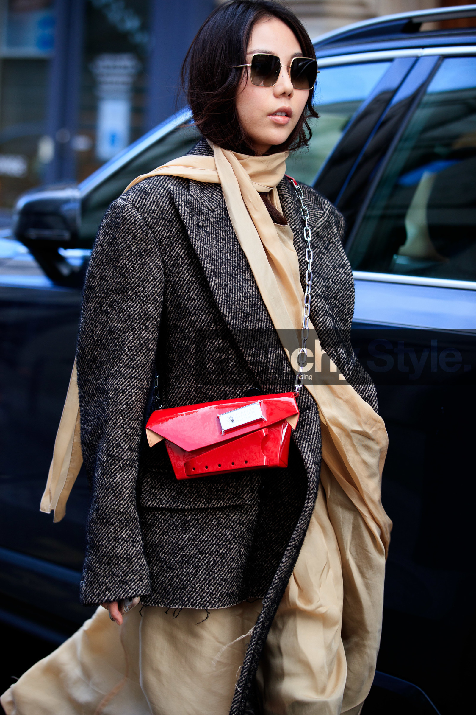 nude dress, beige dress, lavalliere collar, brown jacket, oversize jacket, used jacket, silk dress, red bag, red polish bag, polish bag, crossbody bag, silvered chain strap bag, metalic frame sunglasses, square shape glasses, margiela bag, PARIS, PFW, fashion week, frenchystyle, FW, jonathan paciullo, street style, SPRING SUMMER 2021, SS 21, vertical, atmosphere details, detail