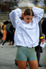 white hoodie, white jacket, white coat, white raincoat, raincoat, used coat, used jacket, used hoodie, dior coat, dior jacket, dior hoodie, green shorts, tights, tight shorts, mini shorts, zipped jacket, zipped coat, zipped hoodie, fashion week, frenchystyle, FW, jonathan paciullo, street style, PFW, PARIS, AUTUMN WINTER 2020-2021, FALL WINTER 2020-2021, FW 20-21, vertical, atmosphere details, detail