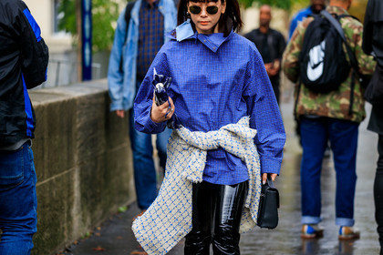 maikop, maiko shibata, blue shirt, blue blouse, checked blouse, checked shirt, high collar shirt, high collar blouse, oversize blouse, oversize shirt, white jacket, tweed jacket, striped jacket, vinyl pants, black pants, aviator sunglasses, metalic frame sunglasses, golden frame sunglasses, dangling earrings, blue earrings, fashion week, frenchystyle, FW, jonathan paciullo, street style, SPRING SUMMER 2020, SS 20, PFW, PARIS, horizontal, atmosphere details, detail