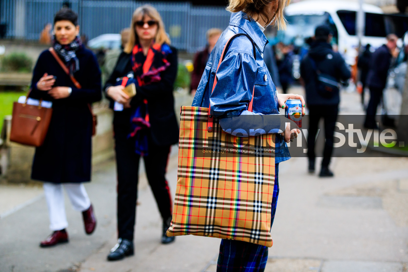 beige bag, blue jacket, blue pants, blue sweater, burberry, checked, checked pants, graphic pants, leather bag, leather jacket, plaid, printed pants, tartan, tote bag, trousers, street style, jonathan paciullo, FW, frenchystyle, fashion week, LFW, LONDON, AUTUMN WINTER 2018-2019, AW 18-19, FALL WINTER 2018-2019, FW 18-19, horizontal, atmosphere details, detail