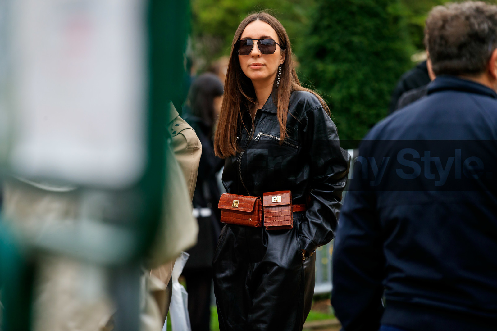 close up detail, aviator sunglasses, metalic frame sunglasses, black sunglasses, black leather jumpsuit, zipped jumpsuit, long sleeves jumpsuit, brown leather bag, brown leather belt, animal skin bag, animal skin belt, fashion week, frenchystyle, FW, jonathan paciullo, street style, SPRING SUMMER 2020, SS 20, PFW, PARIS, horizontal, atmosphere details, detail