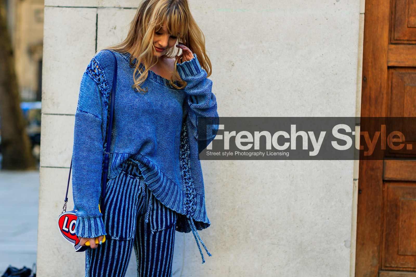 atmosphere details, AUTUMN WINTER 2017-2018, AW 17-18, blue pants, blue sweater, detail, FALL WINTER 2017-2018, fashion week, frenchystyle, fun bag, FW, FW 17-18, horizontal, jonathan paciullo, leather bag, LFW, LONDON, street style, trousers