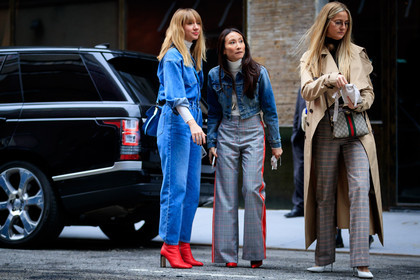 beige bag, beige coat, blue bag, blue denim, blue jacket, blue jacl, denim jacket, denim jumpsuit, denim pants, graphic bag, graphic pants, grey pants, gucci, high heels, jeans, leather bag, leather shoes, monogram, printed bag, printed pants, striped pants, trench coat, trousers, turtleneck sweater, white sweater, street style, jonathan paciullo, FW, frenchystyle, fashion week, NYFW, NEW YORK, AUTUMN WINTER 2018-2019, AW 18-19, FALL WINTER 2018-2019, FW 18-19, atmosphere details, horizontal, full length, lisa aiken, elizabeth von der goltz, holly estelle russell, Holly Russell
