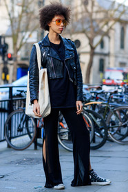 AUTUMN WINTER 2017-2018, AW 17-18, black jacket, black pants, black perfecto, black sneakers, black t shirt, converse, FALL WINTER 2017-2018, fashion week, frenchystyle, full length, FW, FW 17-18, jonathan paciullo, leather jacket, leather perfecto, LFW, LONDON, street style, sunglasses, tote bag, trousers, vertical
