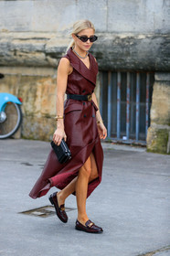 caro daur, burgundy leather trenchcoat, burgundy leather dress, sleeveless jacket, sleeveless dress, sleeveless trench coat, jacket dress, split dress, long dress, long jacket, belted dress, belted jacket, button dress, black leather belt, black sunglasses, black bag, box bag, bottega veneta sunglasses, butterfly sunglasses, golden necklace, golden bracelet, diamond necklace, dior bag, dior belt, dior dress, dior jacket, dior trench coat, dior total look, burgundy dress, burgundy trenchcoat, burgundy leather loafers, leather dress, leather trench coat, fashion week, frenchystyle, FW, jonathan paciullo, street style, PFW, PARIS, AUTUMN WINTER 2020-2021, FALL WINTER 2020-2021, FW 20-21, vertical, full length