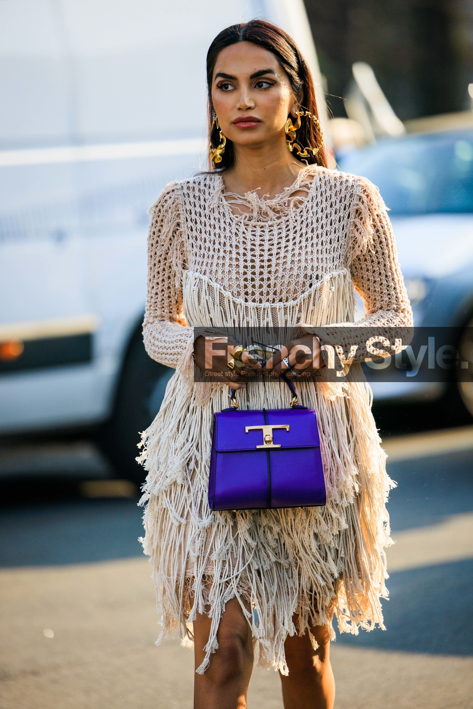 knitted dress, mini dress, purple handbag, leather handbag, golden ring, cord earrings, golden loops, big creole, ruffles dress, knitwear, beige dress, street style, jonathan paciullo, FW, frenchystyle, fashion week, MFW, MILAN, FALL WINTER 2022_2023, AUTUMN WINTER 2022-2023, FW 22-23, vertical, atmosphere details