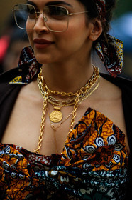 dior dress, wax printed dress, multicolor dress, strapless dress, knoted dress, close up detail, square shape glasses, metalic frame sunglasses, smoked sunglasses, multi necklace, golden necklace, big chain necklace, long necklace, headband, hair details, hair scarf, fashion week, frenchystyle, FW, jonathan paciullo, street style, SPRING SUMMER 2020, SS 20, PFW, PARIS, vertical, atmosphere details, detail