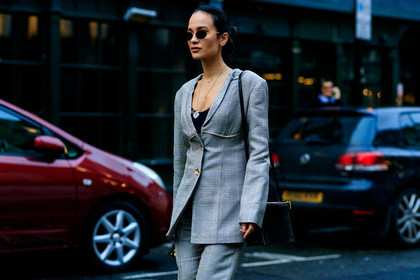anna rosa vitiello, black bag, checked, graphic jacket, graphic pants, grey jacket, grey pants, leather bag, necklace, plaid, printed jacket, printed pants, sunglasses, trousers, LONDON, LFW, fashion week, frenchystyle, FW, jonathan paciullo, street style, AUTUMN WINTER 2019-2020, AW 19-20, FW 19-20, FALL WINTER 2019-2020, horizontal, atmosphere details, detail
