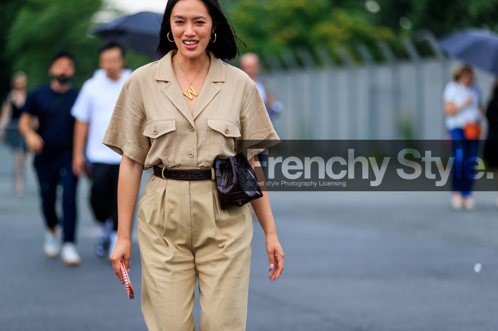 beige pants, beige shirt, bordeaux, burgundy, leather bag, necklace, purple bag, trousers, fashion week, frenchystyle, FW, jonathan paciullo, street style, PFW, PARIS, atmosphere details, horizontal, detail, AUTUMN WINTER 2018-2019, FALL WINTER 2018-2019, FW 18-19, Tiffany Hsu